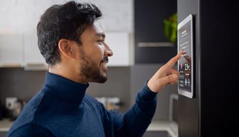man bekijkt display voor energieverbruik